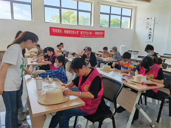 戚家山成校：“益路戚家 椿萱同馨”助學(xué)計生特殊家庭第三代-2.JPG