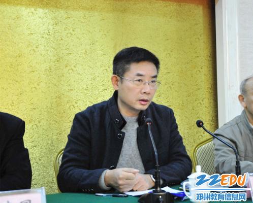 鄭州市教育局職成教處處長高元鑫對鄭州市今后社區(qū)教育提出了幾點(diǎn)希望.jpg