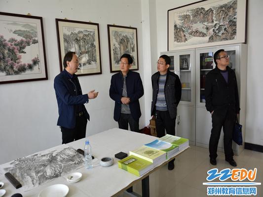 檢查新密市社區(qū)學院孫松偉書畫技能工作室