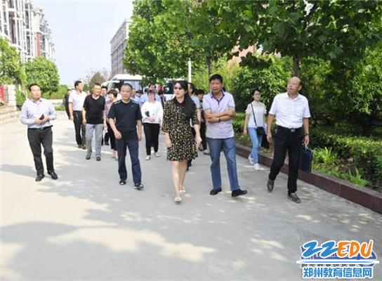 新密市教體局黨組書記、局長盧長水陪同新密市副市長牛璐到超化鎮(zhèn)河西村社區(qū)學(xué)校觀摩調(diào)研.jpg