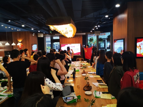 北侖區(qū)春曉街道昆亭社區(qū)綜合支部開展“不忘初心·牢記使命”主題教育讀書會 (2).jpg