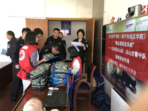 1573182810975657.jpg 海寧市公安執(zhí)法人員急救培訓(xùn).jpg