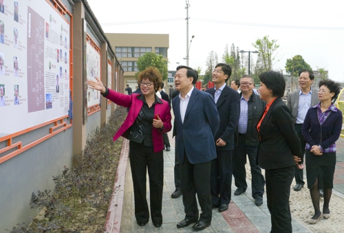 1573182832655055.jpg 時(shí)任浙江省委書記夏寶龍到嘉善縣天凝鎮(zhèn)洪溪村調(diào)研社區(qū)教育融入社區(qū)治理工作.jpg