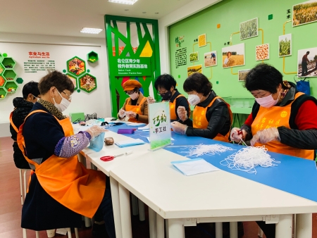 “巾幗巧韻”助力戰(zhàn)疫 溫暖鮐背.jpg