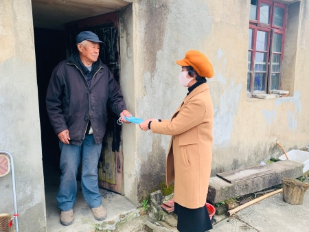 “巾幗巧韻”助力戰(zhàn)疫 溫暖鮐背1.jpg