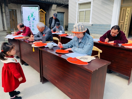 筆墨繪扇面 家風(fēng)潤?quán)l(xiāng)村.jpg