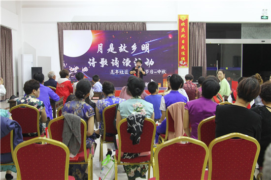 北侖區(qū)春曉街道昆亭社區(qū)舉辦“月是故鄉(xiāng)明”中秋晚會.jpg