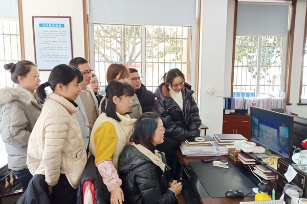 2月18日，新年開(kāi)工第一天，高田王社區(qū)全體社工聚集一起，共同觀看第七屆“全國(guó)道德模范故事匯”基層巡演活動(dòng)節(jié)目，樹(shù)立崇尚、熱愛(ài)、學(xué)習(xí)、爭(zhēng)當(dāng)?shù)赖履７兜臐夂穹諊?jpg