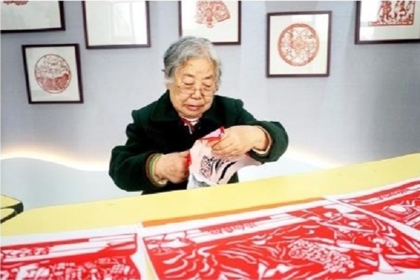 樂翠娣巧手獻(xiàn)禮建黨100周年 (1).jpg