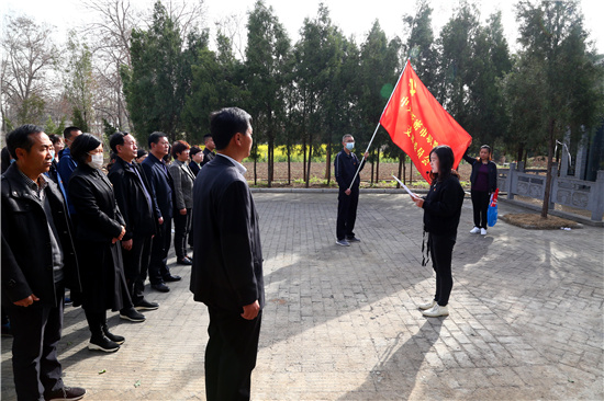 黨員志愿者高明霞老師現(xiàn)場為祭掃人員講解了張書印烈士的革命事跡.jpg