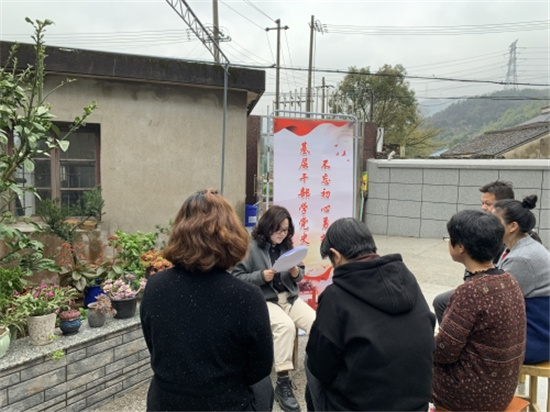 美麗庭院里“學(xué)黨史 話初心”.jpg