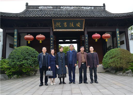 1618470168517713.jpg 湖南開放大學楊斌校長一行在安陵書院社區(qū)教育活動中心.jpg