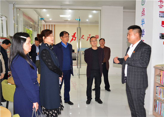 1618470176619465.jpg 湖南開放大學楊斌校長一行在惠民路社區(qū)學校.jpg