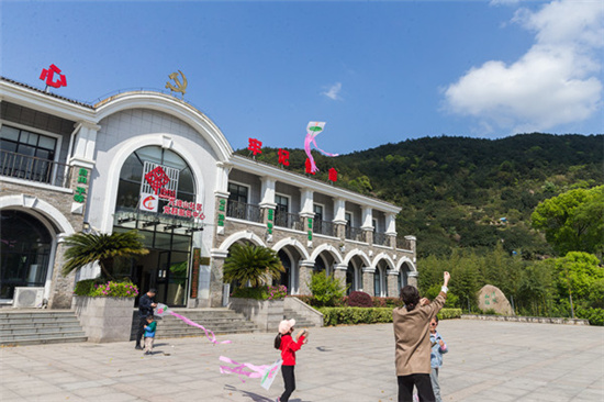 1618470326259755.jpg 九峰山社區(qū)風(fēng)箏節(jié)開(kāi)幕:春風(fēng)十里戲紙鳶.jpg