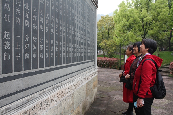 東錢石刻重溫歷史 不忘初心奮發(fā)新篇 (1).jpg