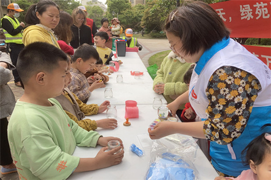 “童享藍天，綠苑萬家”環(huán)保課堂進小區(qū)，迎接“世界地球日” (2).jpg