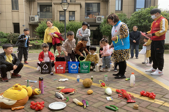 “童享藍天，綠苑萬家”環(huán)保課堂進小區(qū)，迎接“世界地球日” (3).jpg
