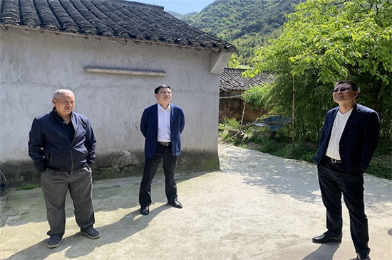 區(qū)教育局領(lǐng)導再訪慰問轄區(qū)低保戶 (2).jpg