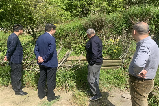 區(qū)教育局領(lǐng)導再訪慰問轄區(qū)低保戶 (3).jpg