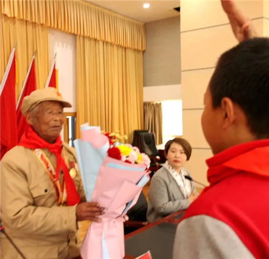 圖片二 少先隊(duì)員獻(xiàn)花.jpg