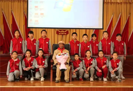 圖片六 少先隊(duì)員與鄭松年合影.jpg