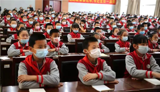 圖片八 少先隊(duì)員聽(tīng)講場(chǎng)景.jpg