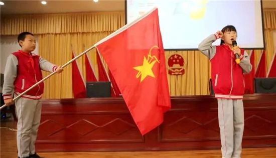 圖片九 少先隊(duì)員領(lǐng)誓場(chǎng)景.jpg