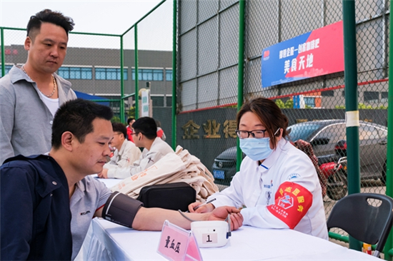 靈峰工業(yè)社區(qū)舉辦“我為職工辦實事”普惠政策集市 (1).jpg