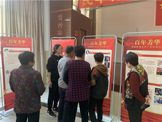 “百年芳華——甬籍優(yōu)秀女黨員圖片巡展”在北侖區(qū)春曉街道民豐村文化禮堂成功展覽.jpg