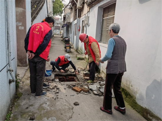 1620391313669746.jpg 銀發(fā)志愿者當(dāng)上弄堂“美容師”.jpg