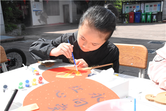 北侖區(qū)春曉街道三山村開展“巧手繪扇面，紅心永向黨”親子活動(dòng)（2）.jpg