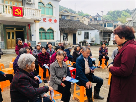 鄰里圍坐話妙招 垃圾分類互學(xué)習(xí).jpg