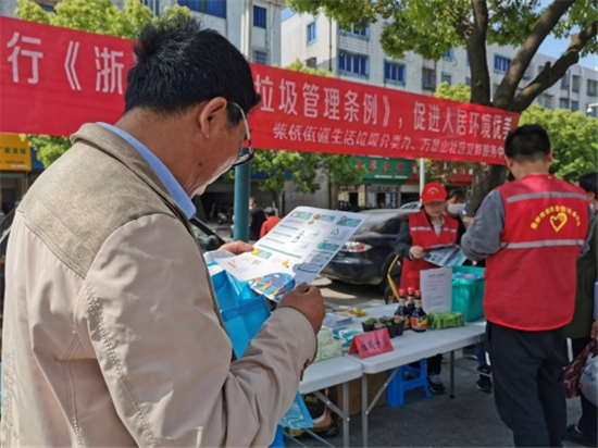 “綠色新規(guī)”進(jìn)社區(qū) 垃圾分類宣傳出新招.jpg