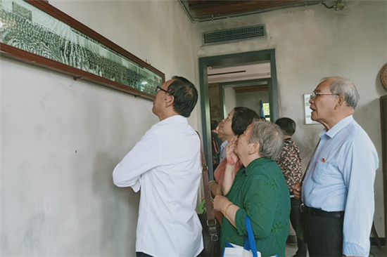 “憶崢嶸歲月 聚奮進力量”走進寧波梅山鹽場紀念館.jpg