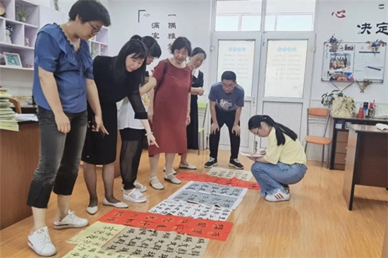 舉行“童心向黨，快樂成長(zhǎng)”現(xiàn)場(chǎng)書畫賽 (2).jpg