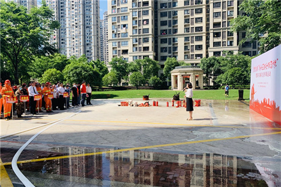 開展消防演練進(jìn)小區(qū)暨防災(zāi)減災(zāi)宣傳周活動(dòng) (1).jpg