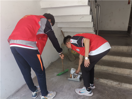 1621568906786321.jpg 2021年5月19日新密市職教中心學(xué)生到新華路和平社區(qū)開展志愿服務(wù)活動(dòng) (3).jpg