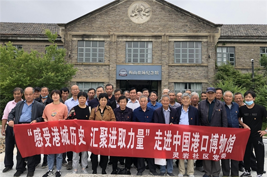 “感受港城歷史 匯聚進(jìn)取力量”走進(jìn)港口博物館 (1).jpg