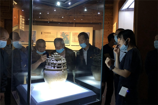 “感受港城歷史 匯聚進(jìn)取力量”走進(jìn)港口博物館 (2).jpg