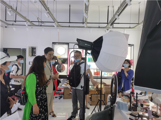 1621569444127095.jpg 朗霞成校學(xué)員參觀遙望電商直播產(chǎn)業(yè)園.jpg