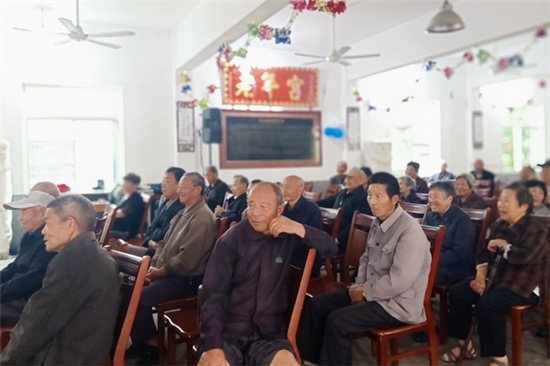 靈巖書場(chǎng)又聞?wù)f書 居民盡享“非遺大餐” (2).jpg