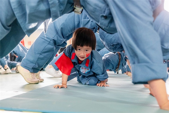 “憶紅色革命路，筑百年家國夢”百人親子運(yùn)動會 (2).jpg