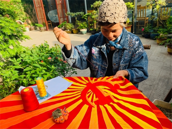 一針一線(xiàn)繡黨旗 布藝刺繡映初心.jpg