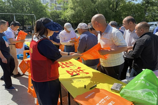 壩頭社區(qū)開(kāi)展世界無(wú)煙日宣傳活動(dòng) (1).jpg