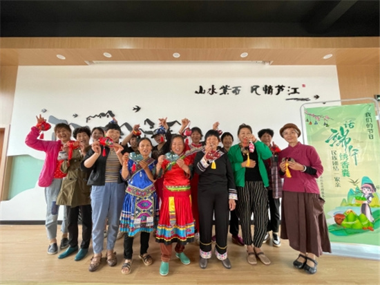 話端午繡香囊 民族團(tuán)結(jié)一家親.jpg