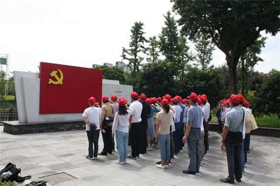 開展“銀輝走紅路，青春強黨性”主題活動 (1).jpg