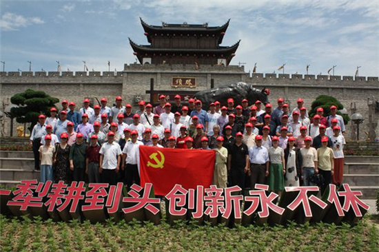 開展“銀輝走紅路，青春強黨性”主題活動 (2).jpg