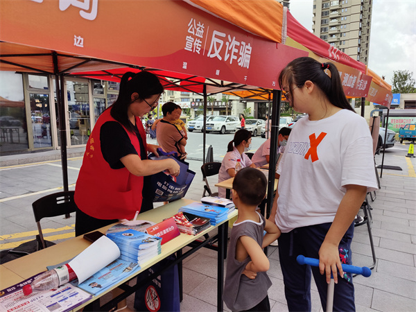 1628489147564517.jpg 北侖區(qū)春曉街道開(kāi)展“我為群眾辦實(shí)事”——我們共同護(hù)平安宣傳教育活動(dòng).jpg