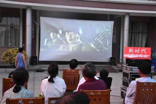 北侖區(qū)春曉街道三山村：紅色電影進農(nóng)村 黨史學習教育送進門.jpg