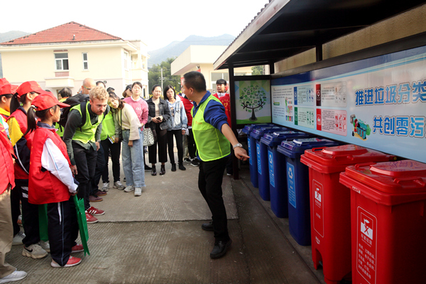 環(huán)保志愿隊(duì)成立儀式上推進(jìn)垃圾四分類工作介紹_副本.jpg